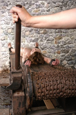 roserack_0106 (1)_SkullChaser_e2wall_wk1astrawfloor_InP_cr.jpg